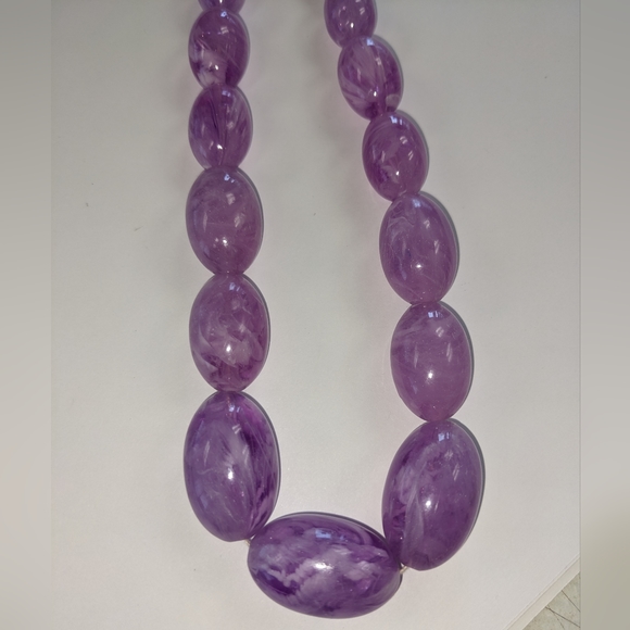 VTG. CHUNKY MARBLED LILAC LUCITE NECKLACE - Picture 7 of 11